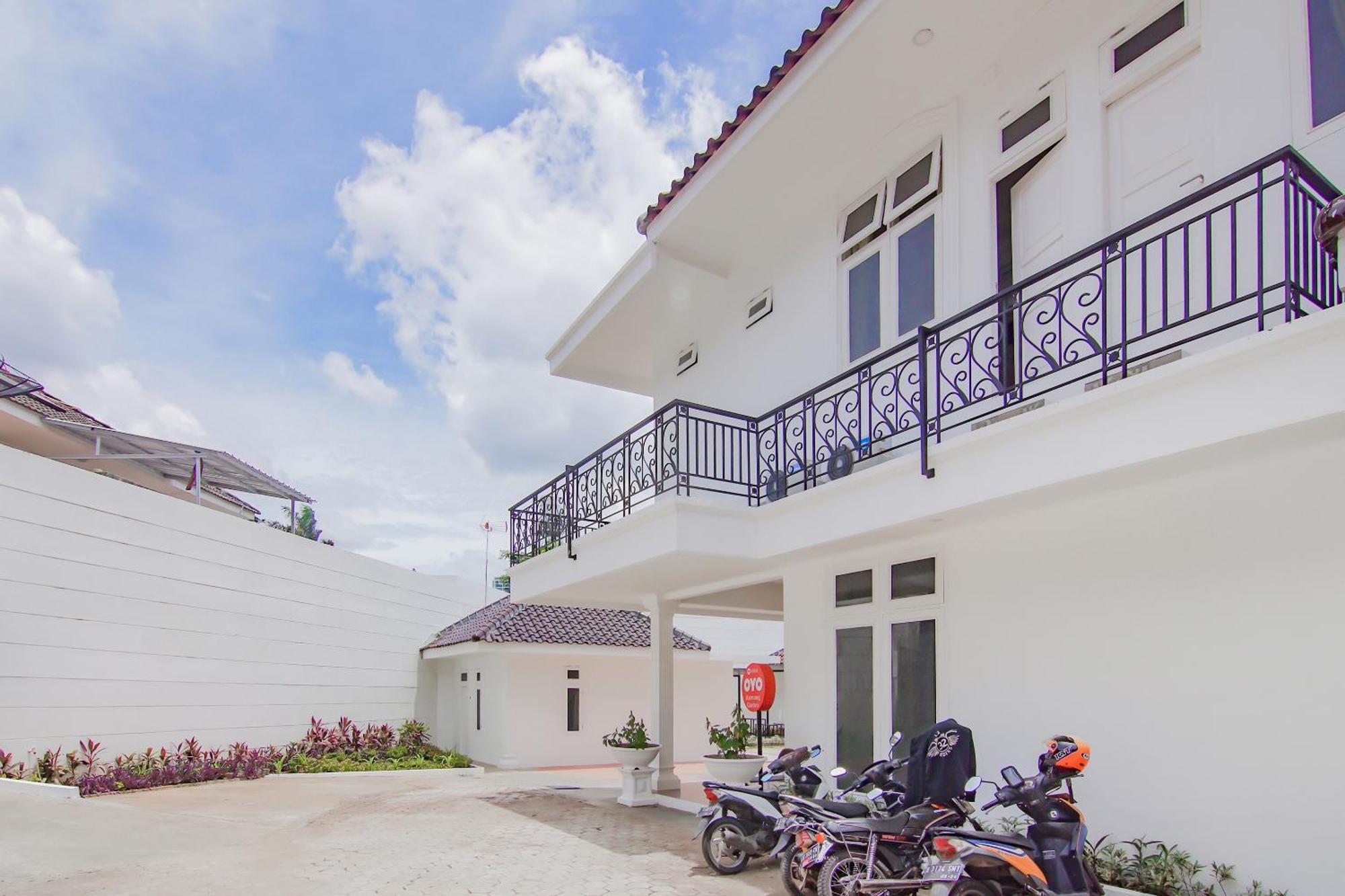 Super Oyo Capital O 90342 Kemang Garden Hotel Jakarta Exterior photo